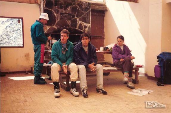 Com nossos conhecidos suiços, tentando recuperar as forças dentro do refúgio no alto do monte Chacaltaya, perto de La Paz, na Bolívia. Eles iriam esquiar por lá nos próximos dias  (viagem de Julho de 1990)